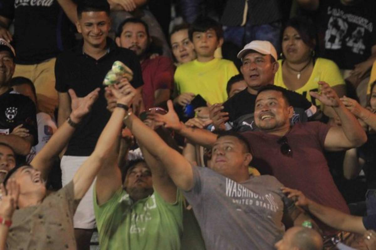 ¡NO SE VIO EN TV! Llenazo, portones cerrados y la eurofia de los progreseños