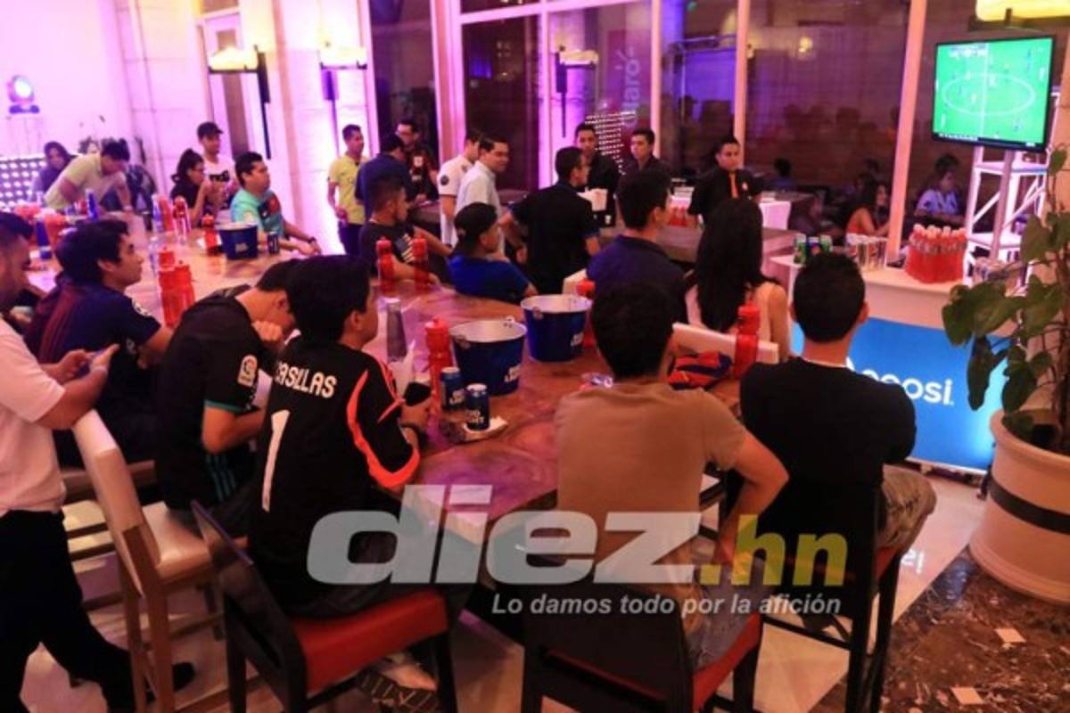 EN FOTOS: Así vivió Ronaldinho el clásico Barcelona-Real Madrid en Honduras