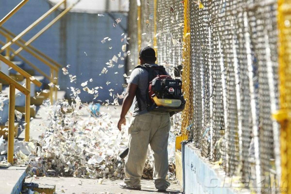 Botellas de vidrio, portones rotos y piedras, así amaneció el estadio Morazán