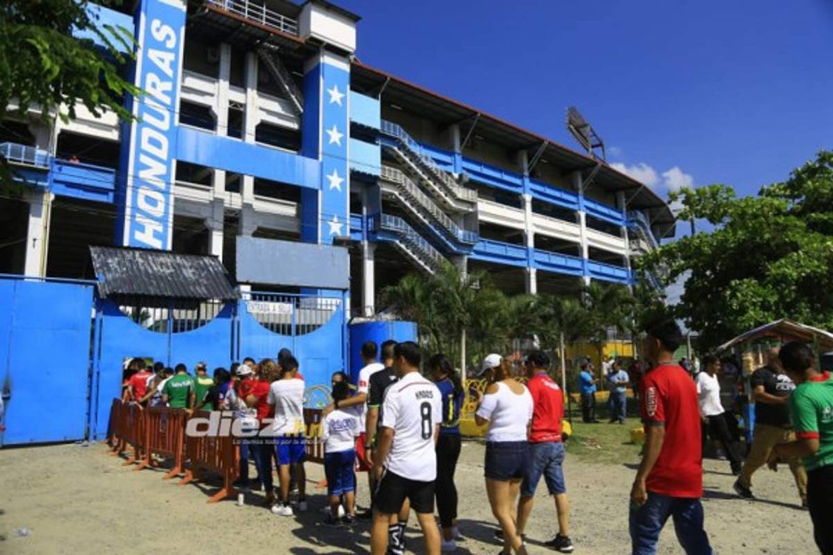 ¡Ambientazo! Afición de Olimpia invade el Estadio Olímpico para el clásico contra Marathón