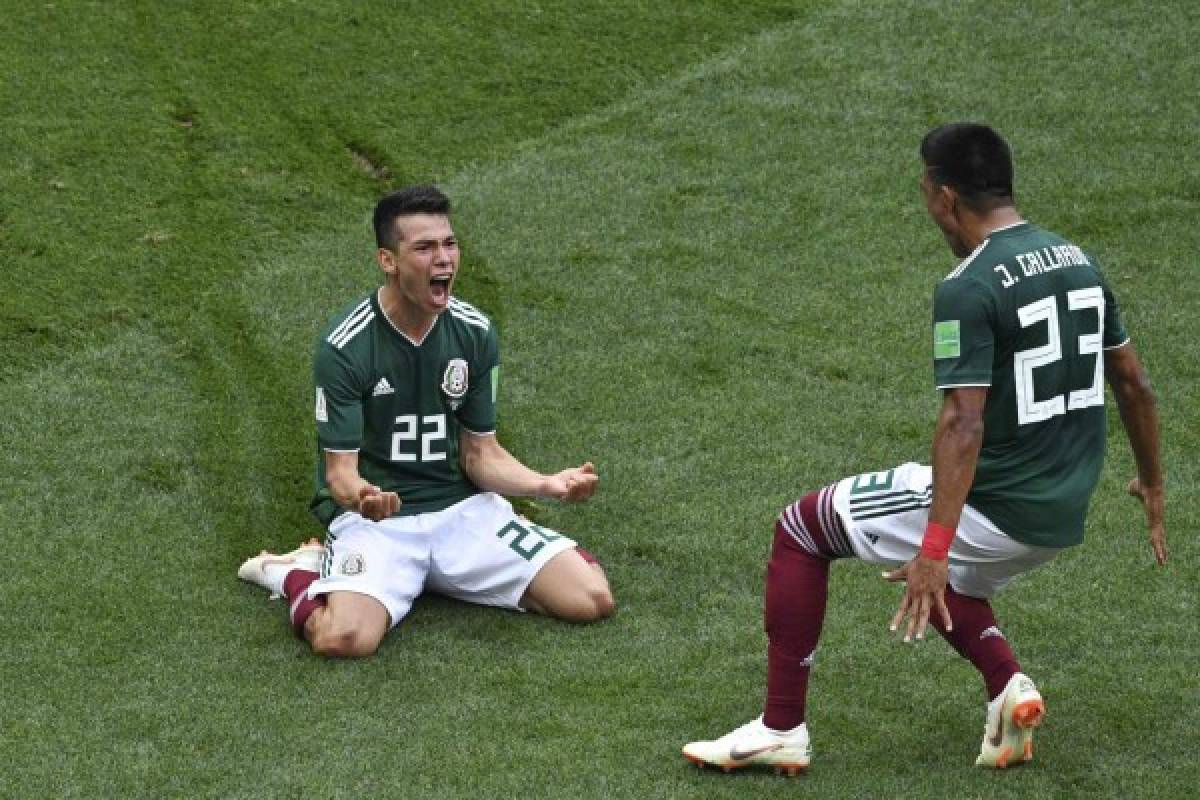 TOPSHOT - Mexico's forward Hirving Lozano (L) celebrates after scoring during the Russia 2018 World Cup Group F football match between Germany and Mexico at the Luzhniki Stadium in Moscow on June 17, 2018. / AFP PHOTO / Mladen ANTONOV / RESTRICTED TO EDITORIAL USE - NO MOBILE PUSH ALERTS/DOWNLOADS