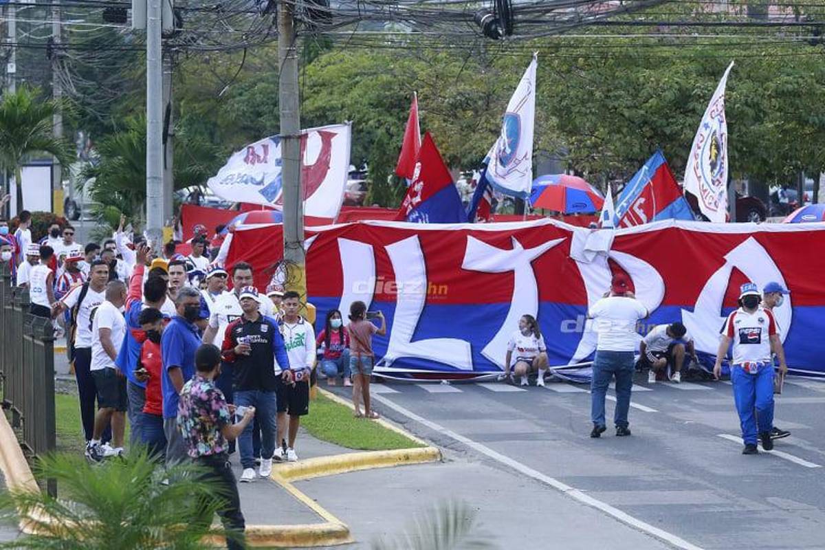 Estrictos controles de seguridad y banderazo: Así se vive la previa del clásico Olimpia - Motagua en el estadio Morazán
