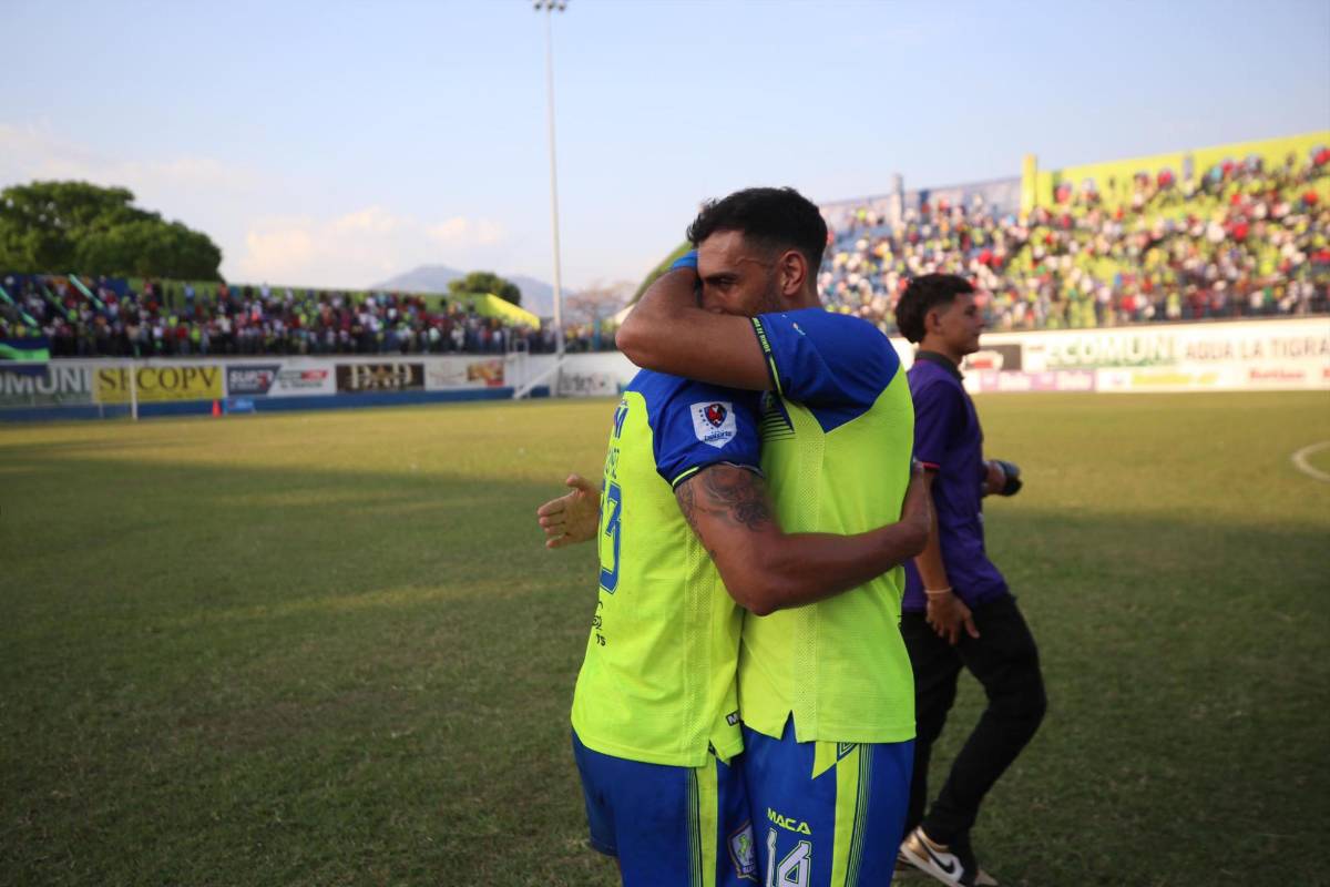 FOTOS: Colosal llenazo en la caída del invicto de Olimpia, el eufórico festejo de Potros y presidente sorprende