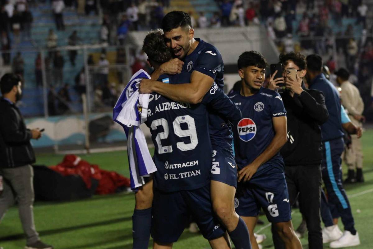 ¡Festejo del campeón! Besos al goleador, Diego Vázquez celebró en el camerino y locura de la plantilla de Motagua con el título