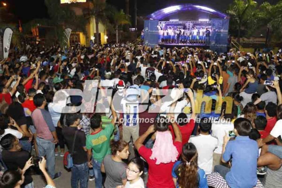 FOTOS EN CHOLOMA: El baile de Pinto, la selfie de Costly y el hombre vestido de mujer