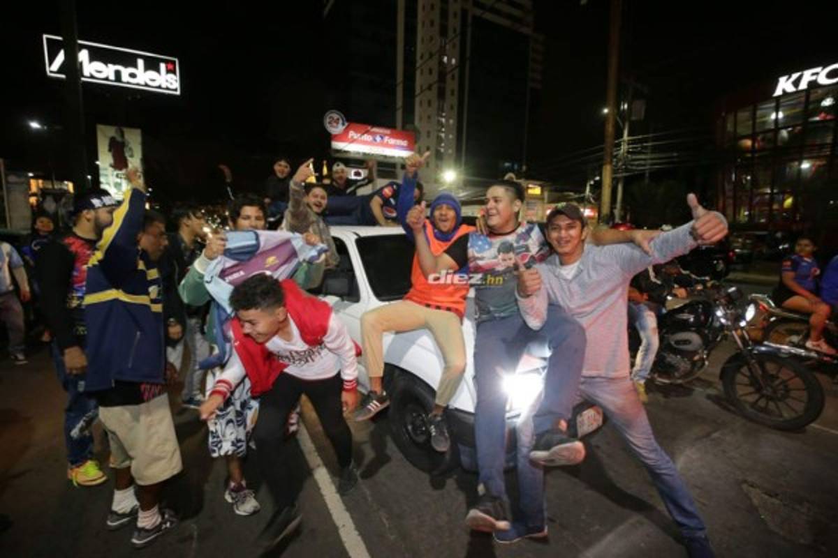 ¡Tegucigalpa se tiñe de azul! Aficionados salen a las calles a festejar la 16 del Motagua