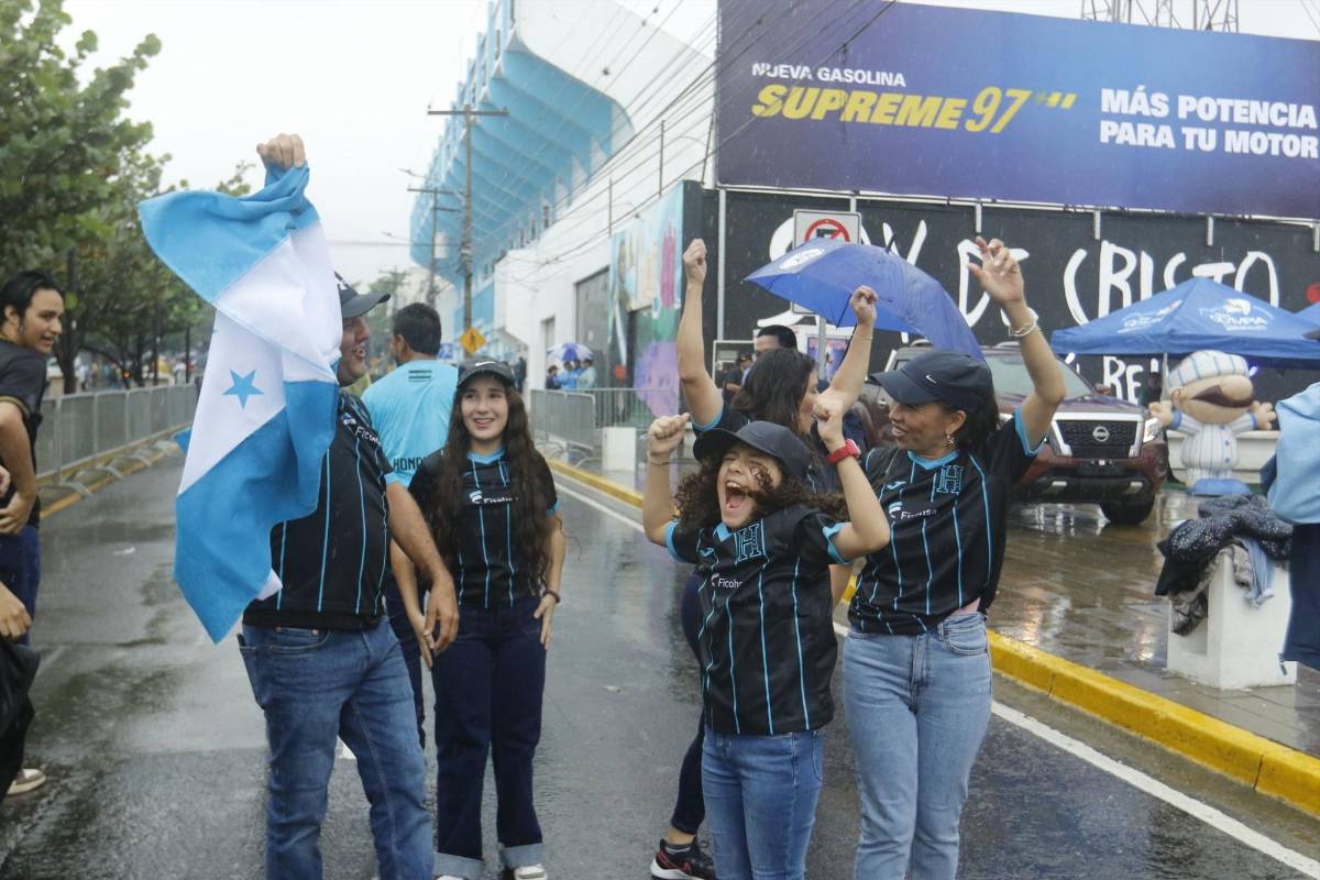 Honduras vs México: ni la lluvia los detiene, aficionados llegan al estadio Morazán, la seguridad es extrema y sigue venta de boletos del mercado negro
