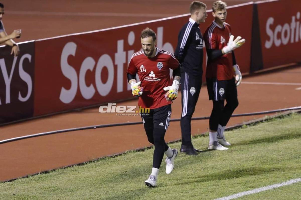 El guardameta Stefan Frei durante su calentamiento previo al inicio del juego ante Motagua. Foto: Neptalí Romero.