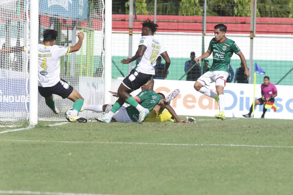 Ovación al Chelito Martínez, algarabía con Anangonó y felicidad de Keosseián ¿Quiénes son las hermosas edecanes?
