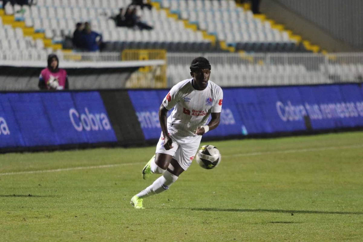 Alberth Elis vivió un día especial al volver a jugar, los saludos de Eduardo Espinel y el festejo de Jorge Benguché en la victoria del Olimpia