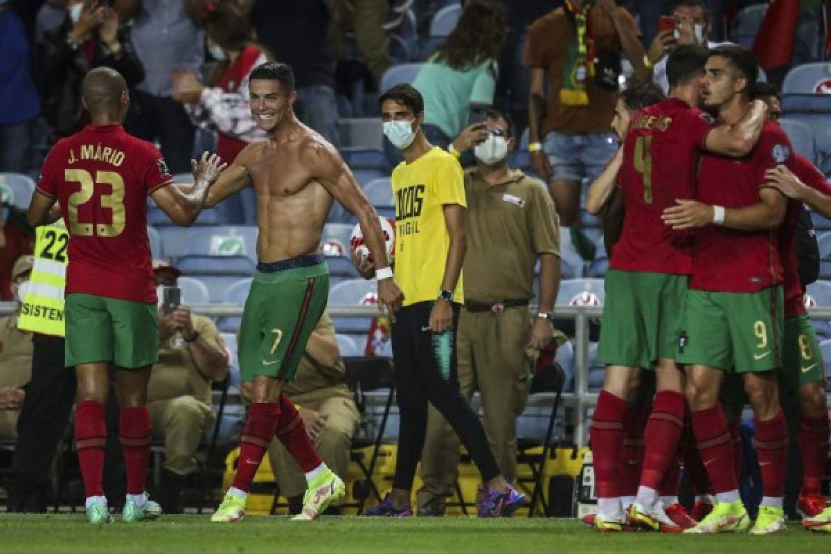 Cristiano Ronaldo suelta puñetazo a su rival y así festejó tras convertirse en el histórico goleador de selecciones