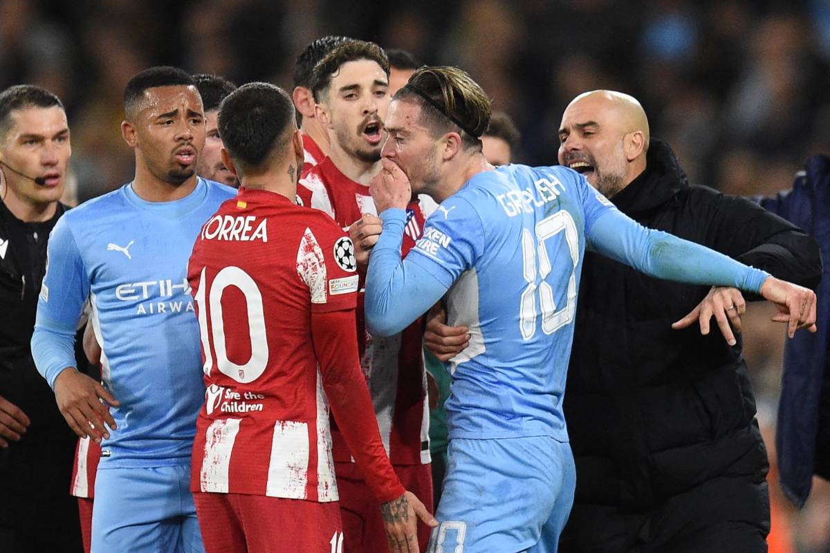 La enérgica reacción de Guardiola tras pelotazo al rostro a jugador del City: ingresó a la cancha para calmar la calentura