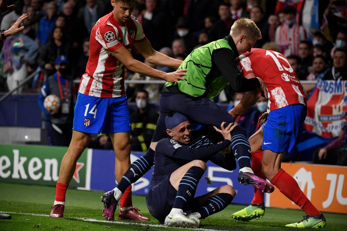 Un final de alto voltaje en el Wanda y Anfield: Cholo Simeone y sus jugadores del Atlético descontrolados en contra del árbitro