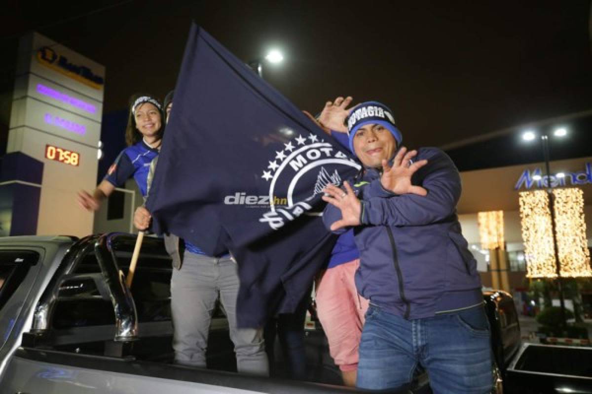 ¡Tegucigalpa se tiñe de azul! Aficionados salen a las calles a festejar la 16 del Motagua