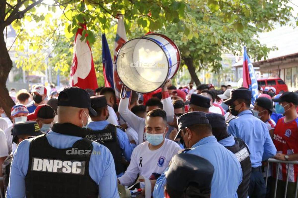 Estrictos controles de seguridad y banderazo: Así se vive la previa del clásico Olimpia - Motagua en el estadio Morazán