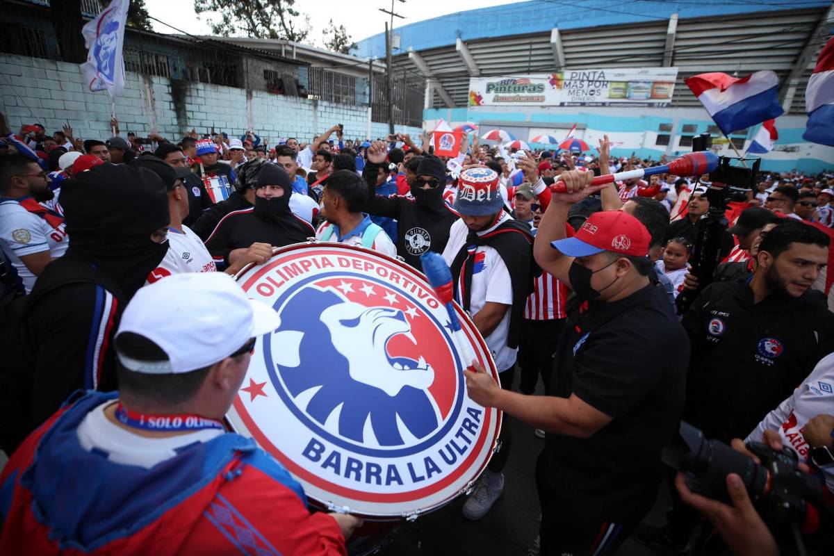 Impresionante recibimiento a Olimpia en la final contra Motagua, los tres legionarios europeos que sorprendieron y las dos bellezas
