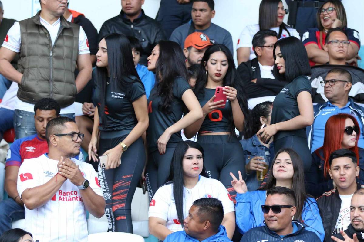 Derroche de belleza en la final: aficionadas, edecanes y presentadores disfrutan del Olimpia vs Motagua