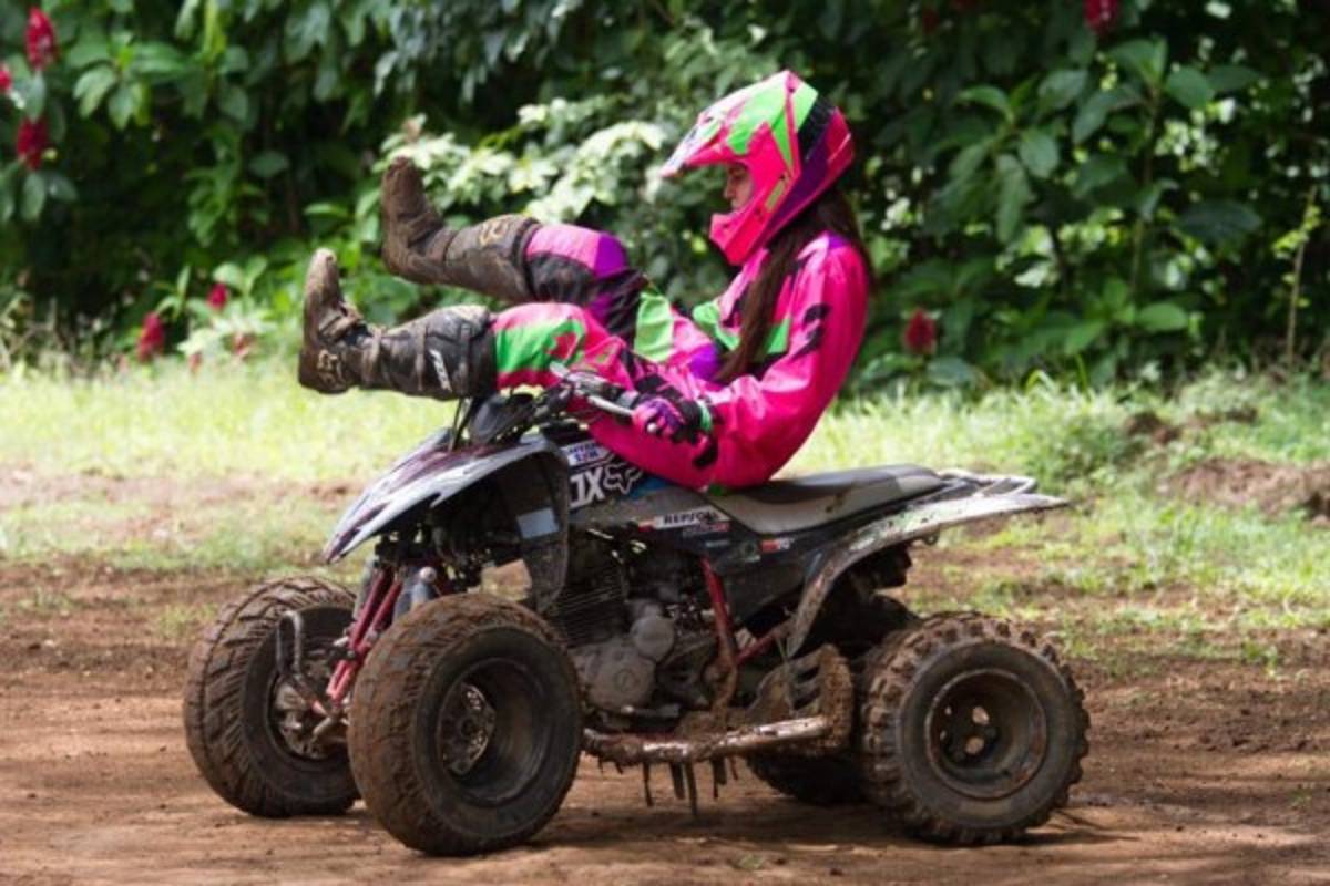 Pamela Guzmán, la tica que acelera a fondo motores y corazones