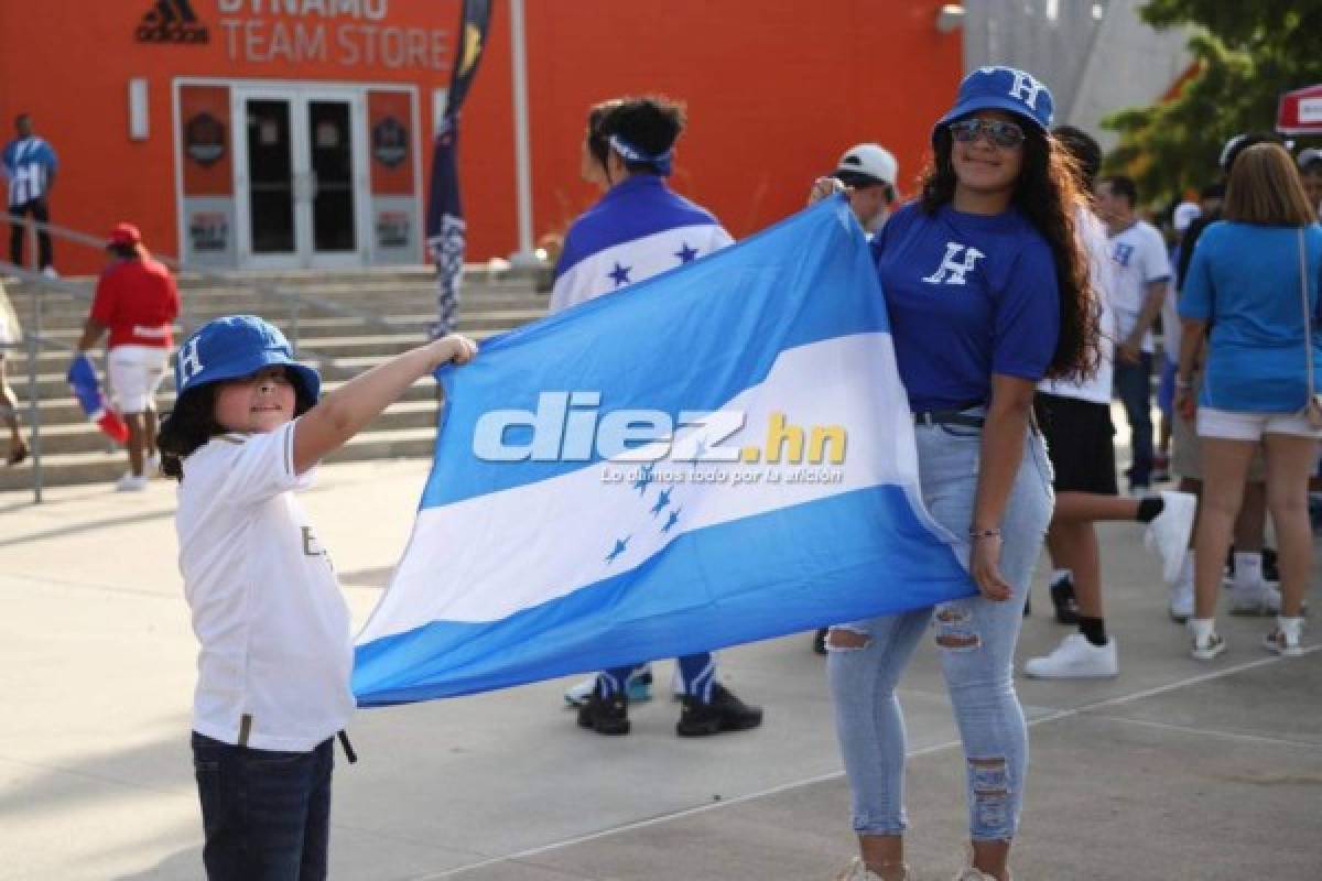 Invasión de hinchas a la cancha, familias reunidas y bellas chicas en el Honduras-Panamá