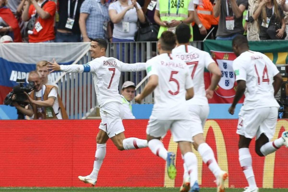 PN. Moscow (Russian Federation), 20/06/2018.- Cristiano Ronaldo (L) of Portugal celebrates scoring the 1-0 lead during the FIFA World Cup 2018 group B preliminary round soccer match between Portugal and Morocco in Moscow, Russia, 20 June 2018. (RESTRICTIONS APPLY: Editorial Use Only, not used in association with any commercial entity - Images must not be used in any form of alert service or push service of any kind including via mobile alert services, downloads to mobile devices or MMS messaging - Images must appear as still images and must not emulate match action video footage - No alteration is made to, and no text or image is superimposed over, any published image which: (a) intentionally obscures or removes a sponsor identification image; or (b) adds or overlays the commercial identification of any third party which is not officially associated with the FIFA World Cup) (Mundial de Fútbol, Moscú, Marruecos, Rusia) EFE/EPA/PAULO NOVAIS EDITORIAL USE ONLY EDITORIAL USE ONLY