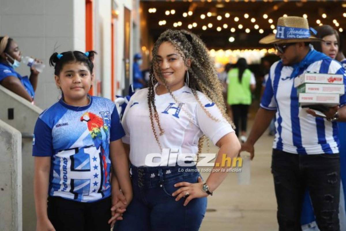 Invasión de hinchas a la cancha, familias reunidas y bellas chicas en el Honduras-Panamá