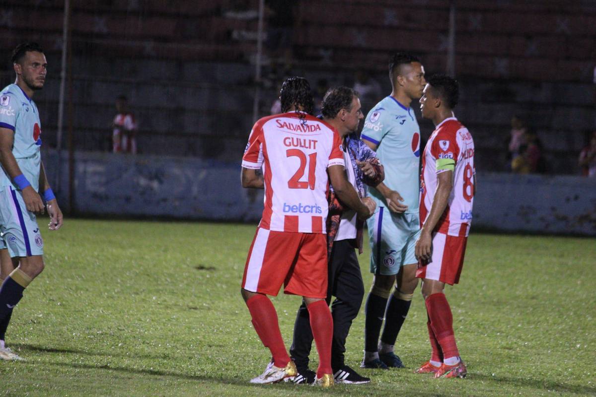 Debut amargo: Así fue el estreno del volante mexicano Carlos Gullit Peña con los colores del Vida