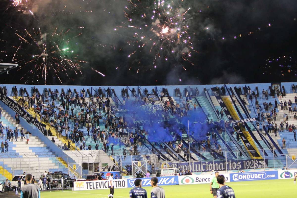 Doble récord y los besos de Auzmendi en su hat-trick y emotivo debut en el Motagua, ¿quién es el niño que brilló?