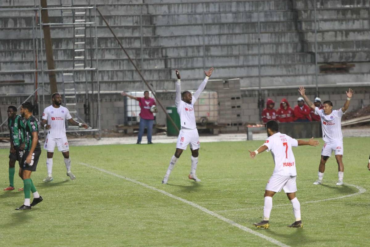 Alberth Elis vivió un día especial al volver a jugar, los saludos de Eduardo Espinel y el festejo de Jorge Benguché en la victoria del Olimpia