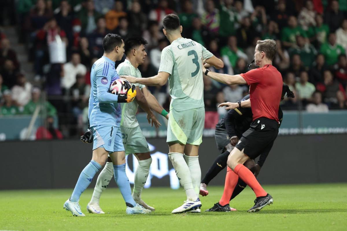 Con tremenda bronca terminó el México vs Honduras y miembro del cuerpo técnico de la Bicolor sufrió agresión