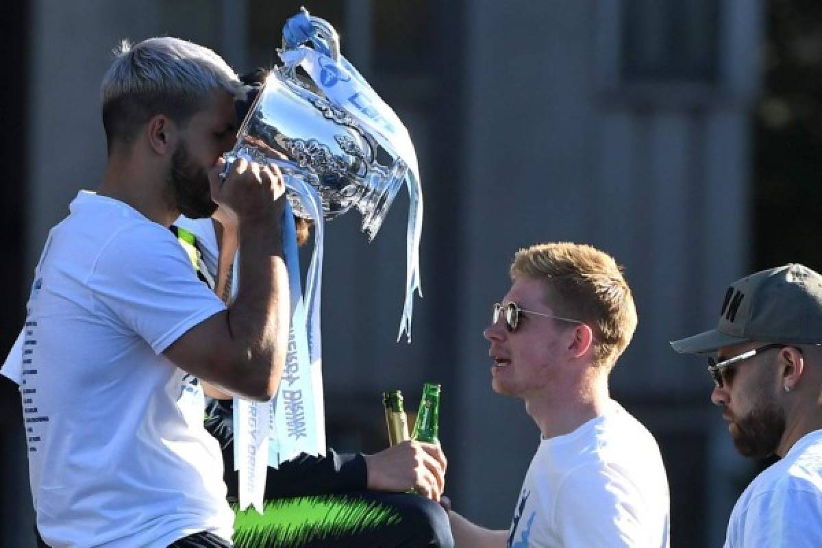 ¡La locura del Manchester City tras conquistar todo en el fútbol inglés!