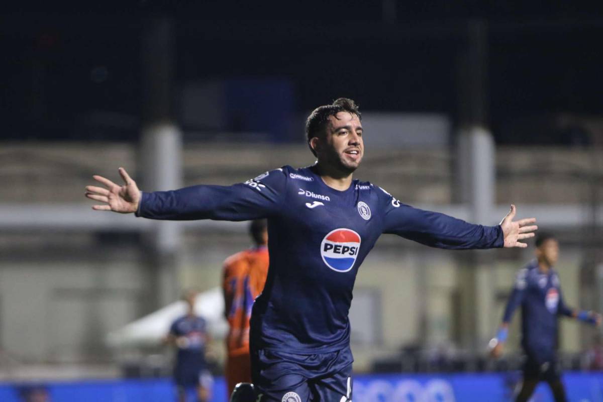 Doble récord y los besos de Auzmendi en su hat-trick y emotivo debut en el Motagua, ¿quién es el niño que brilló?