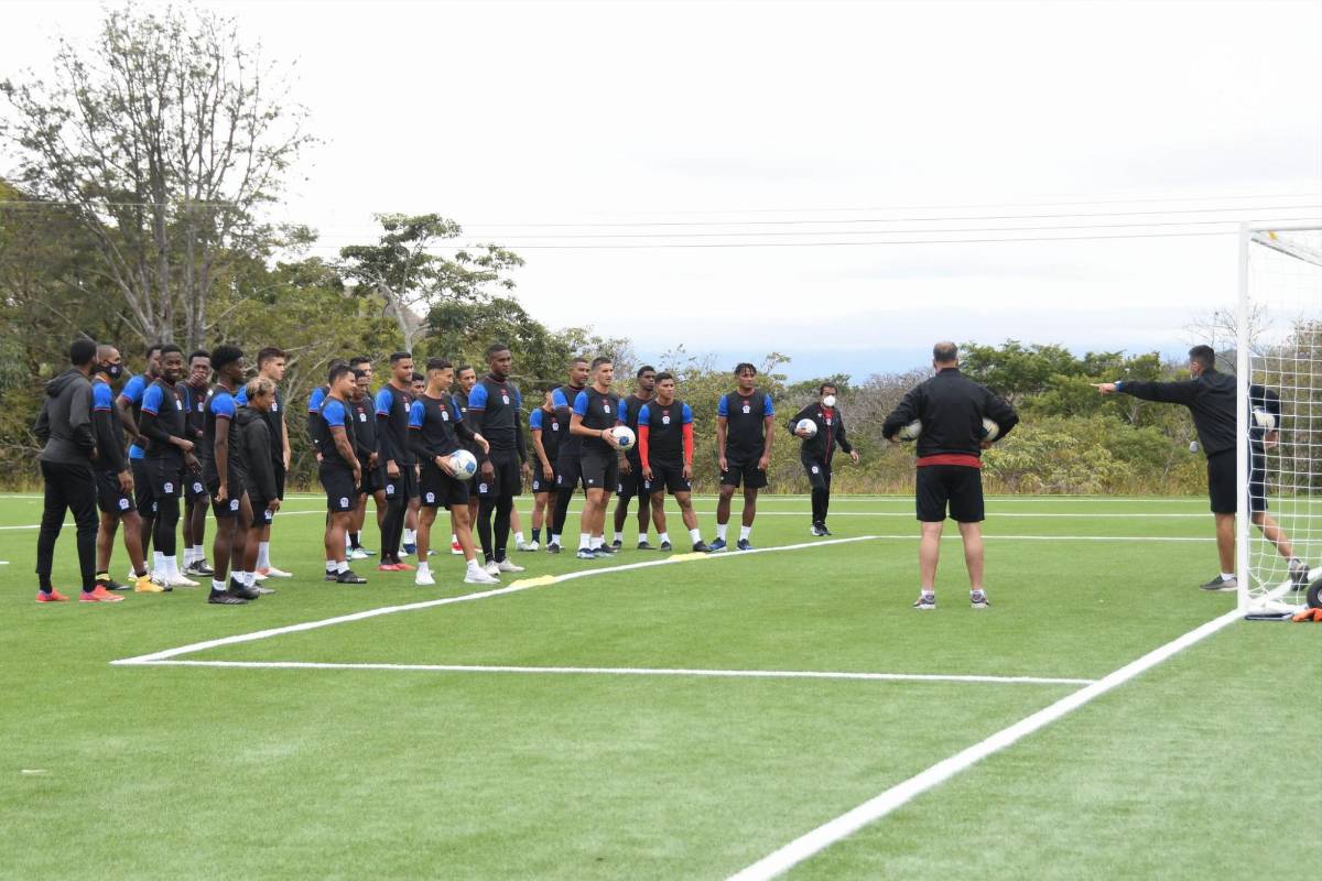 ¡Charla, risas y un conocido! Así fue el primer entrenamiento del argentino Pablo Lavallén en el Olimpia