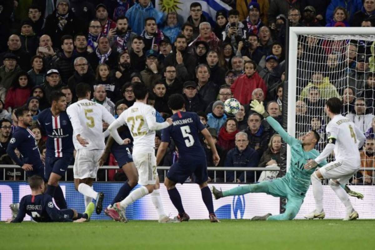 Paris Saint-Germain's Costa Rican Keylor Navas saves the ball during the UEFA Champions League group A football match against Paris Saint-Germain FC at the Santiago Bernabeu stadium in Madrid on November 26, 2019. (Photo by JAVIER SORIANO / AFP)