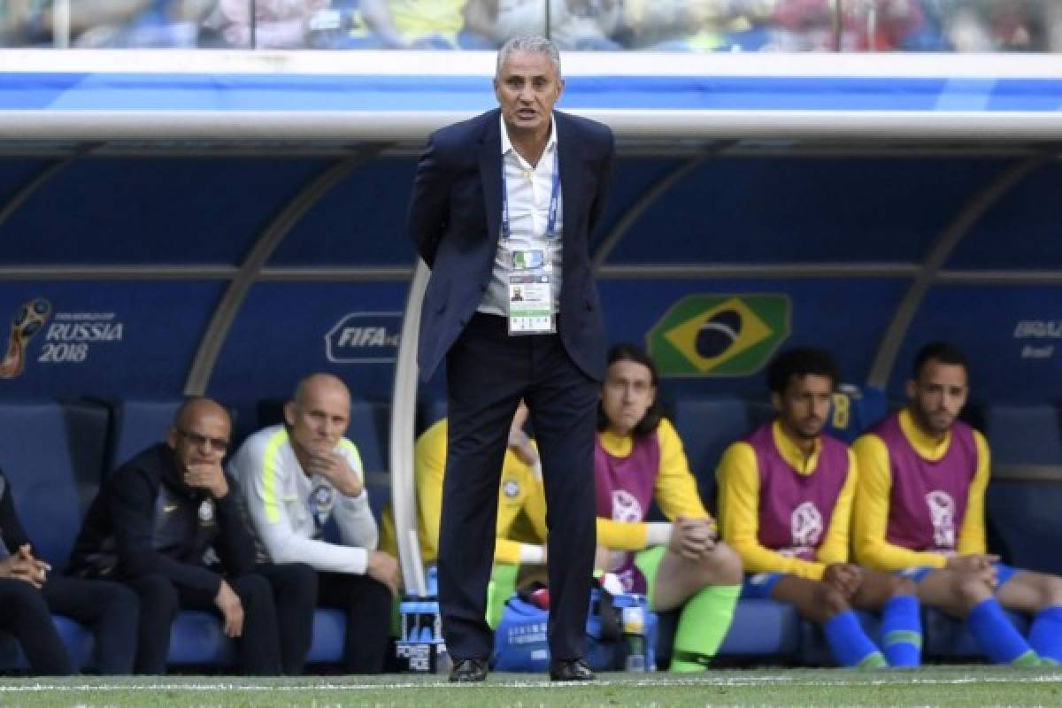 Brazil's coach Tite stands on the sideline during the Russia 2018 World Cup Group E football match between Brazil and Costa Rica at the Saint Petersburg Stadium in Saint Petersburg on June 22, 2018. / AFP PHOTO / GABRIEL BOUYS / RESTRICTED TO EDITORIAL USE - NO MOBILE PUSH ALERTS/DOWNLOADS