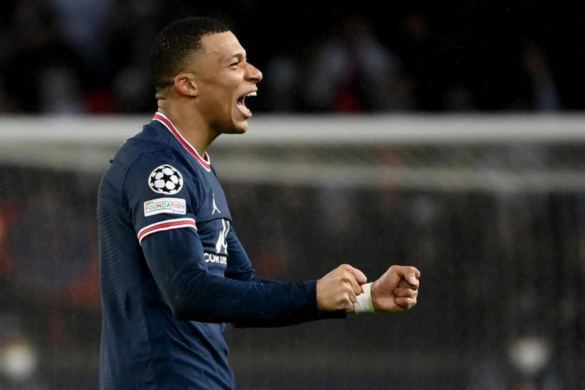 Paris Saint-Germain's French forward Kylian Mbappe celebrates after winning the UEFA Champions League round of 16 first leg football match between Paris Saint-Germain (PSG) and Real Madrid at the Parc des Princes stadium in Paris on February 15, 2022. (Photo by FRANCK FIFE / AFP)