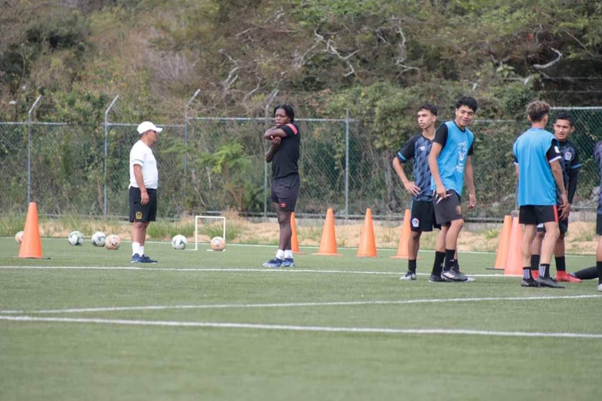 La última práctica de Olimpia antes de la final con Marathón: Troglio concentrado y el que entrenó por separado