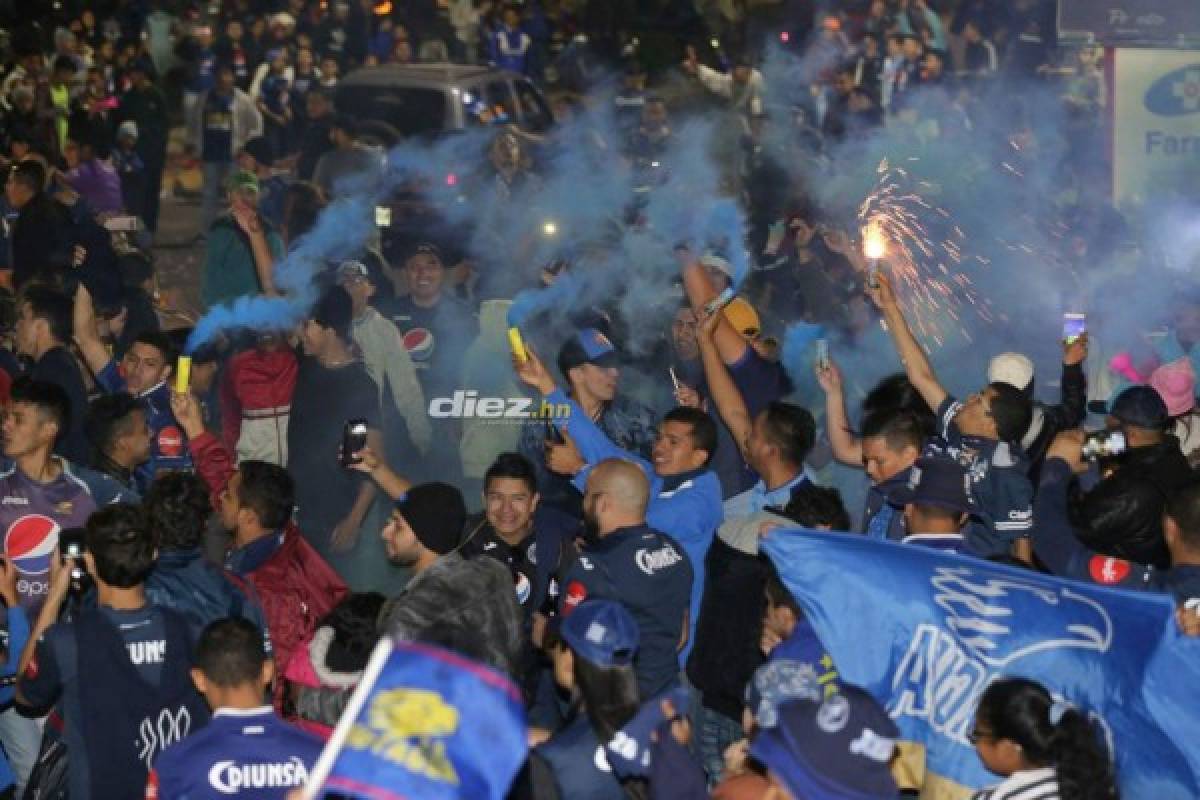 ¡Tegucigalpa se tiñe de azul! Aficionados salen a las calles a festejar la 16 del Motagua