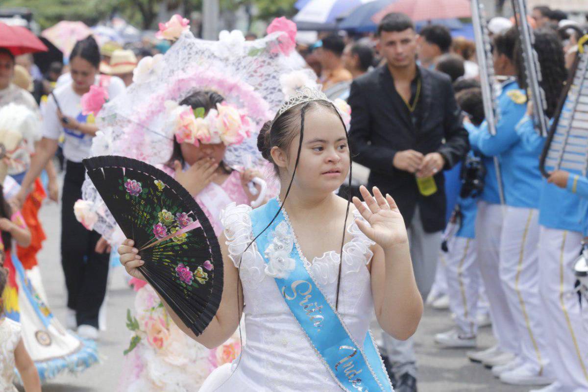 Honduras: tiktokers en excelencia académica, bellas presentadoras, Teófimo López presente y patriotismo en el desfile del 15 de septiembre