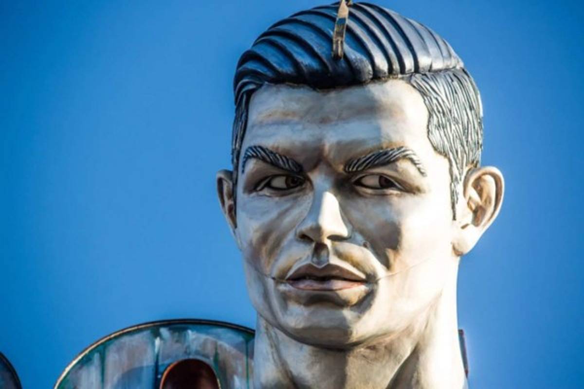 Sorprenden en carnaval en Italia con robot gigante de Cristiano Ronaldo
