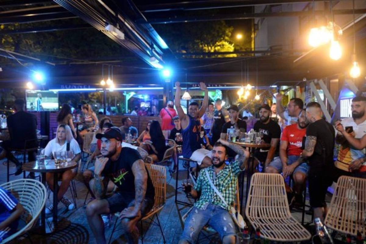 Llanto por un lado y alegría por otro: Lo que no viste de la celebración del Sevilla en la UEFA Europa League