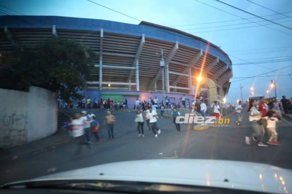 ¡Desmayados, disparos y gas lacrimógeno! El relajo en las afueras del Estadio Nacional