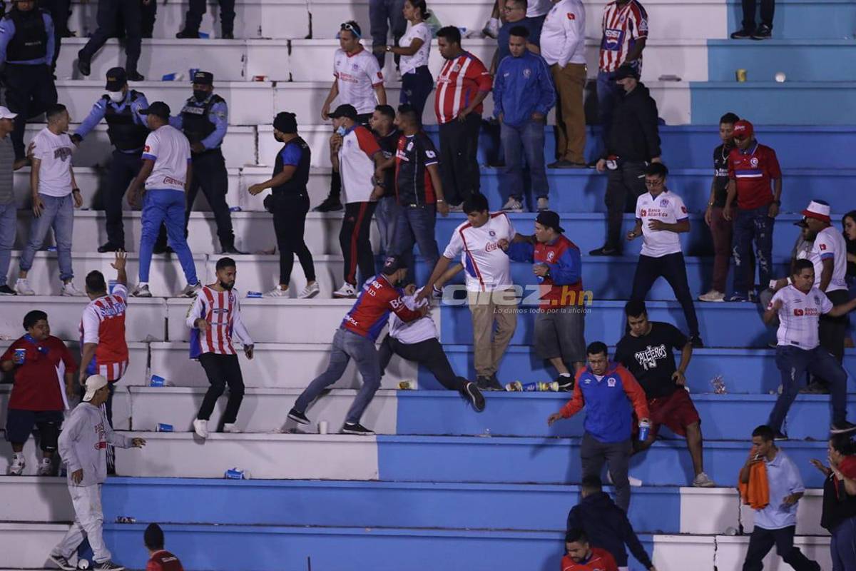 Violencia en las graderías, el extraño look de jugador de Motagua y el cordial saludo entre la Tota y Lavallén