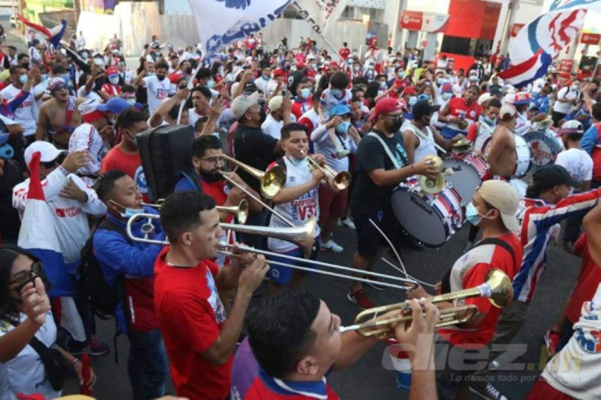 Hinchas merengues inundan los alrededores del Nacional con los colores del Olimpia previo al duelo ante Motagua