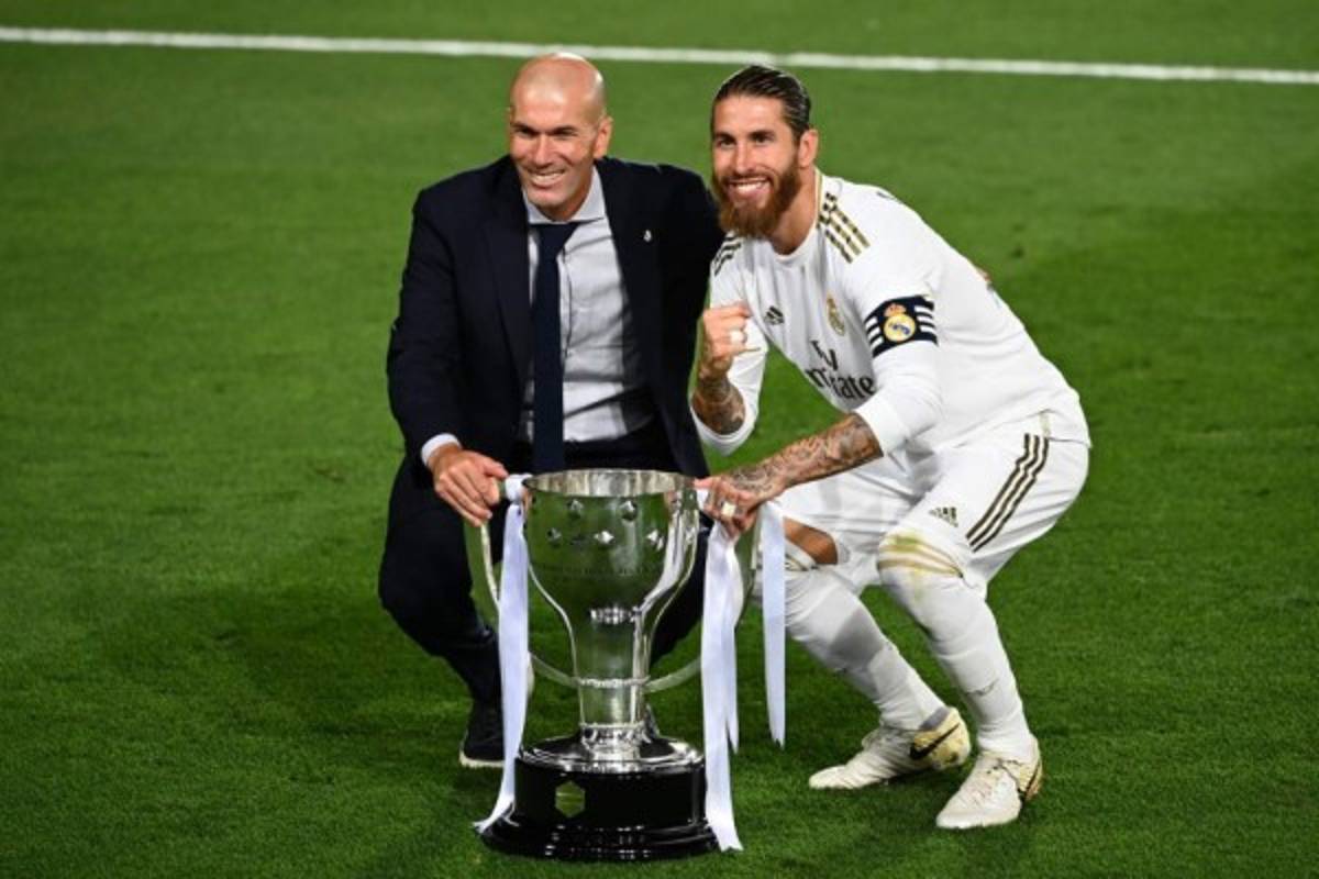 El beso a Zidane y a la Copa: Locura en la celebración del Real Madrid tras quedarse con el título de LaLiga