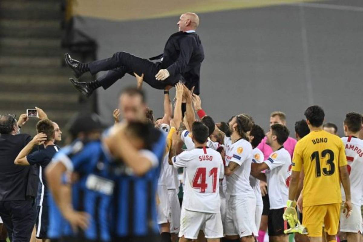 Llanto por un lado y alegría por otro: Lo que no viste de la celebración del Sevilla en la UEFA Europa League