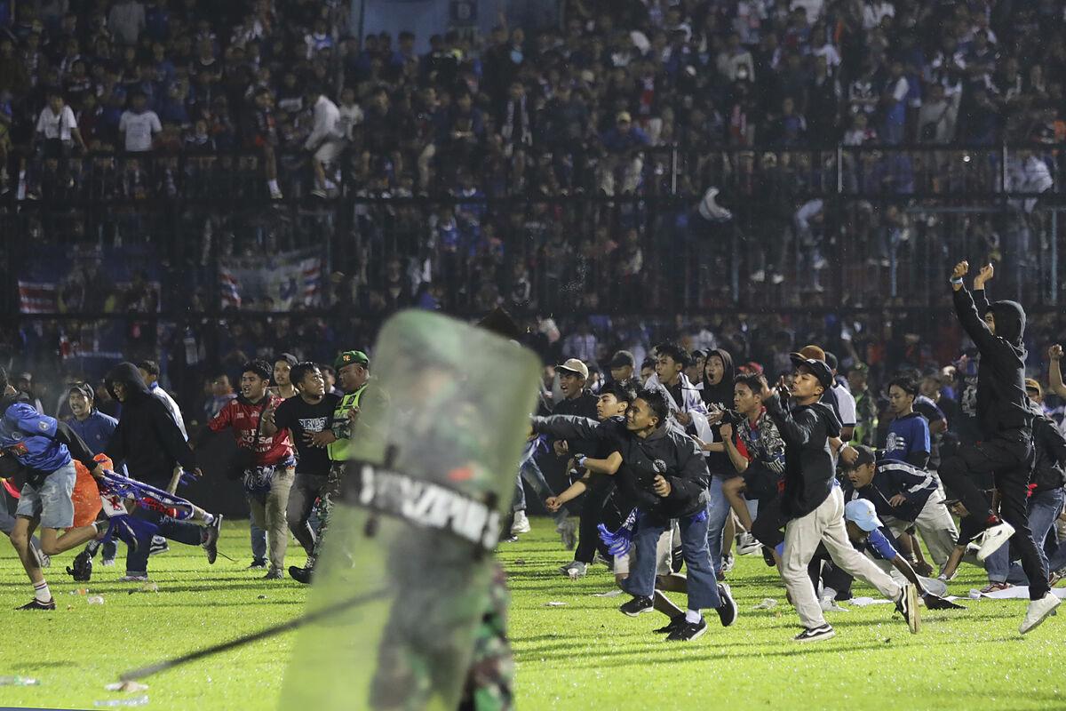 Imágenes aterradoras: Al menos 174 personas perdieron la vida en un partido de fútbol en Indonesia