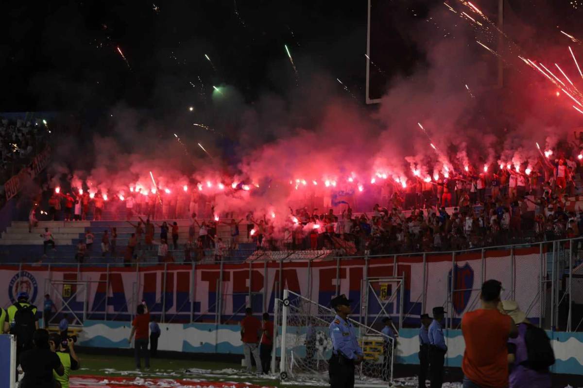 Tremendos huecos: ¡los severos daños que sufre la costosa cancha del Estadio Nacional por quema de pólvora!