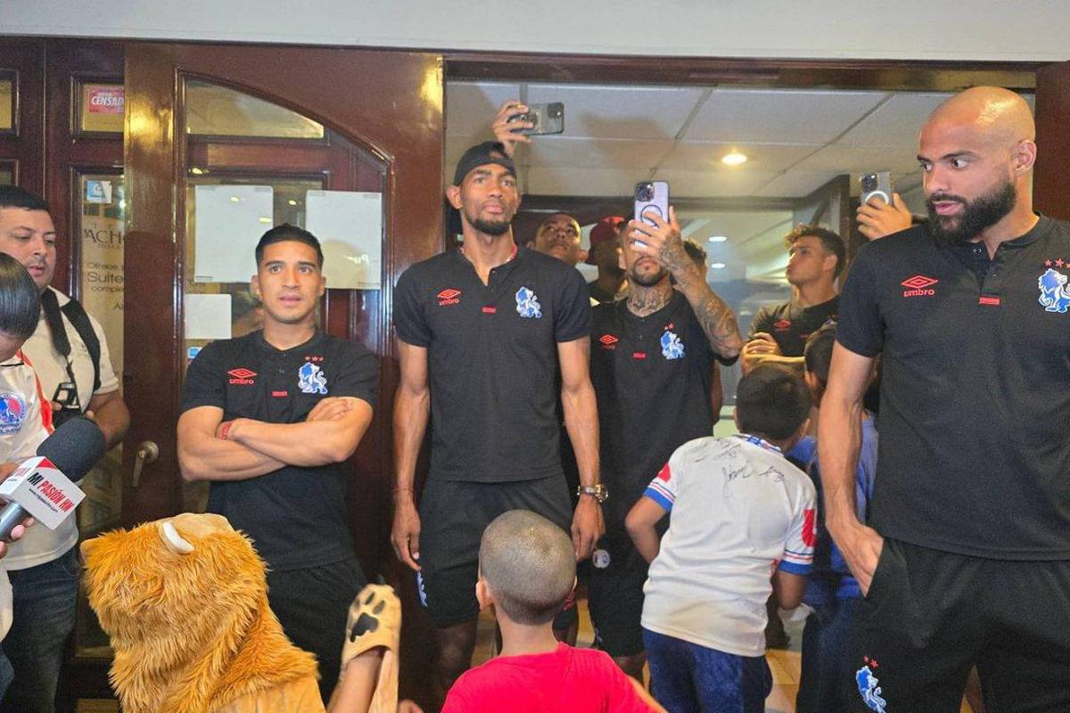 Fiesta Blanca: El banderazo de la Ultra Fiel, la actitud de los jugadores del Olimpia y el mensaje de Rafa Villeda para su afición