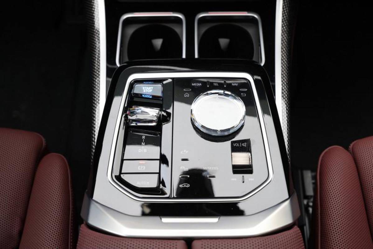 Real Madrid le dio esta máquina a Mbappé: cuánto cuesta el nuevo auto del francés, todos sus lujos y Florentino tiene uno igual