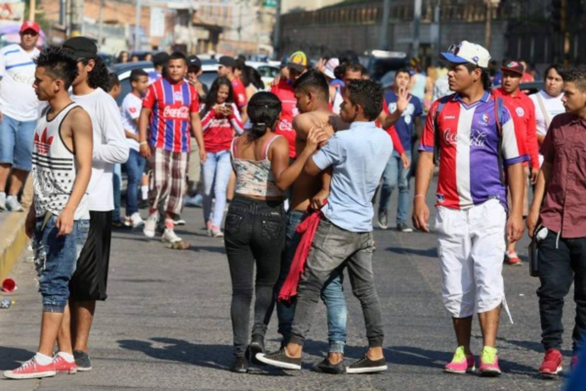 EN FOTOS: Policías blindan el estadio Nacional y aficionados se van a los golpes